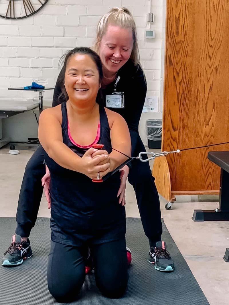 Amanda Porter (front) in physical therapy with her therapist, Jan Bonner. (图片由Amanda Porter提供)